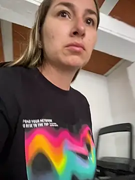 Snapshot of Iris_love18 chatting on 09-26-25, 03:05 Iris love18 online show from 09-26-25, 03:05