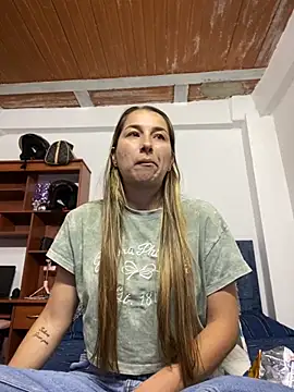 Snapshot of Iris_love18 chatting on 10-15-25, 03:56 Iris love18 online show from 10-15-25, 03:56