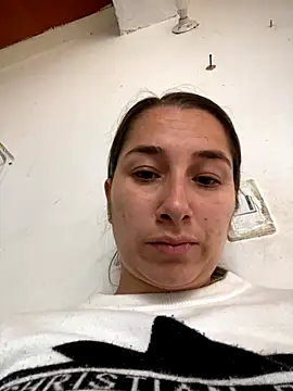 Snapshot of Iris_love18 chatting on 11-17-25, 01:28 Iris love18 online show from 11-17-25, 01:28