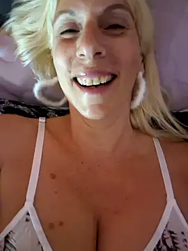 Snapshot of Ina_HotX chatting on 10-07-25, 02:14 Ina HotX online show from 10-07-25, 02:14