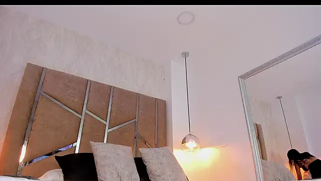 Snapshot of Martinaa_Jones_ chatting on 12-17-25, 12:00 Martinaa Jones online show from 12-17-25, 12:00