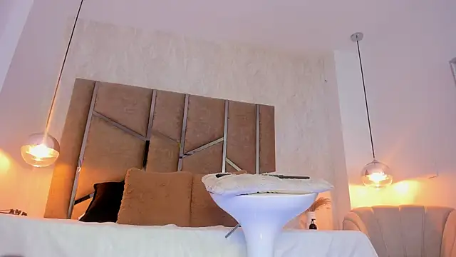 Snapshot of Martinaa_Jones_ chatting on 01-12-26, 12:43 Martinaa Jones online show from 01-12-26, 12:43