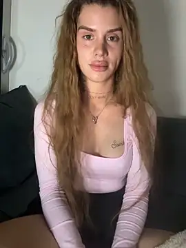 Snapshot of EmiliaCatalina chatting on 04-27-26, 11:58 EmiliaCatalina online show from 04-27-26, 11:58