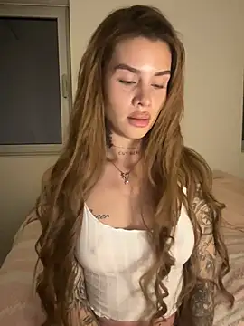 Snapshot of EmiliaCatalina chatting on 05-01-26, 12:59 EmiliaCatalina online show from 05-01-26, 12:59