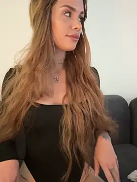 Snapshot of EmiliaCatalina chatting on 05-24-26, 07:41 EmiliaCatalina online show from 05-24-26, 07:41