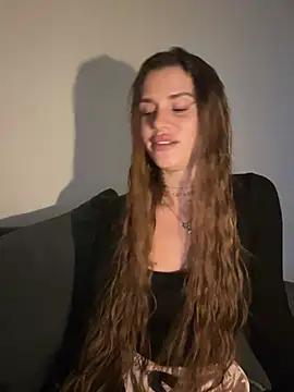 Snapshot of EmiliaCatalina chatting on 05-28-26, 11:13 EmiliaCatalina online show from 05-28-26, 11:13