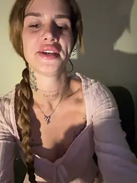 Snapshot of EmiliaCatalina chatting on 06-07-26, 11:19 EmiliaCatalina online show from 06-07-26, 11:19
