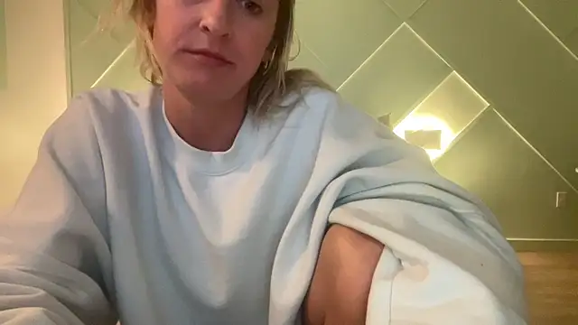 Snapshot of Aggbb chatting on 01-12-25, 02:03 Aggbb online show from 01-12-25, 02:03