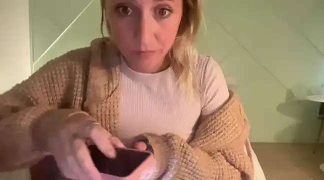 Snapshot of Aggbb chatting on 01-12-25, 08:36 Aggbb online show from 01-12-25, 08:36