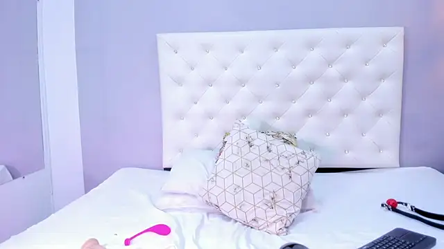 Snapshot of NICOLSKINNY1 chatting on 09-24-25, 06:55 NICOLSKINNY1 online show from 09-24-25, 06:55