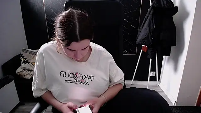 littleviki7 online show from 11-24-25, 11:21