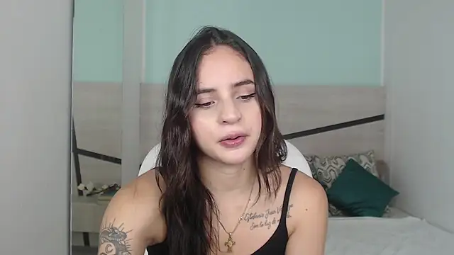 Snapshot of heidy_hoiss chatting on 12-21-24, 08:32 heidy hoiss online show from 12-21-24, 08:32