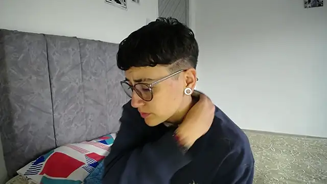 Snapshot of linda_33 chatting on 02-19-26, 05:42 linda 33 online show from 02-19-26, 05:42