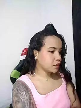 Snapshot of leila_22 chatting on 12-19-24, 02:12 leila 22 online show from 12-19-24, 02:12