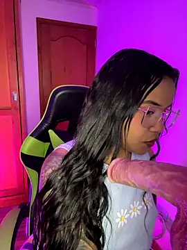 Snapshot of leila_22 chatting on 11-04-25, 07:40 leila 22 online show from 11-04-25, 07:40