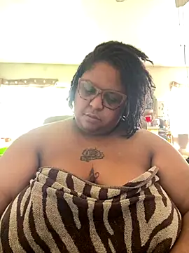 Snapshot of kweenxkarma chatting on 10-06-25, 10:07 kweenxkarma online show from 10-06-25, 10:07