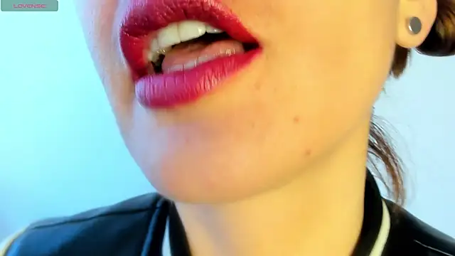 Snapshot of queen_fetish chatting on 04-22-26, 03:46 queen fetish online show from 04-22-26, 03:46