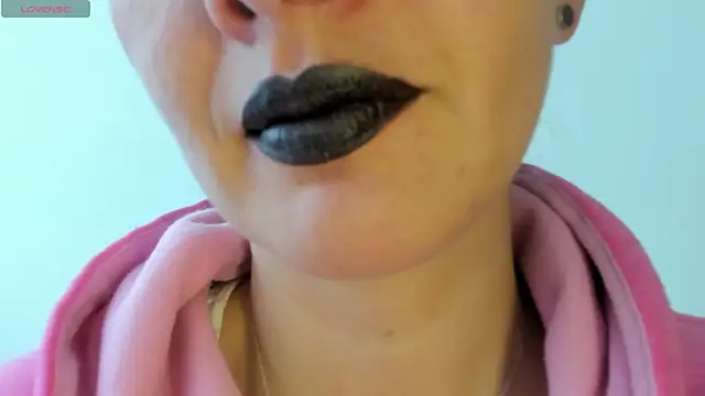 Snapshot of queen_fetish chatting on 04-23-26, 02:30 queen fetish online show from 04-23-26, 02:30