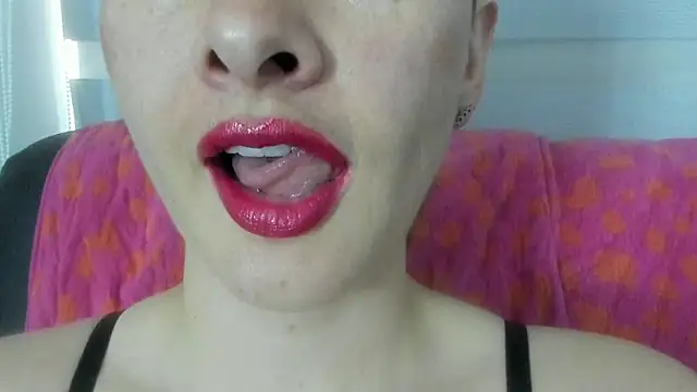 Snapshot of queen_fetish chatting on 06-25-26, 04:00 queen fetish online show from 06-25-26, 04:00