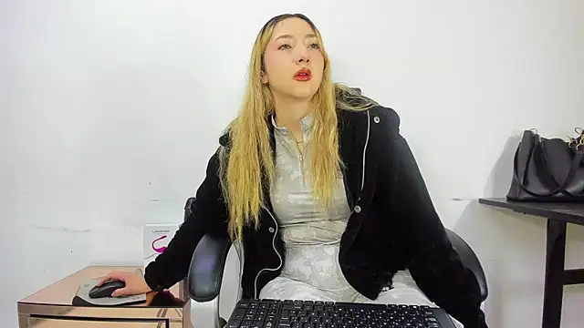 Snapshot of Barbie_girl_69 chatting on 11-12-25, 03:01 Barbie girl 69 online show from 11-12-25, 03:01