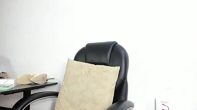 Snapshot of Barbie_girl_69 chatting on 11-27-25, 05:15 Barbie girl 69 online show from 11-27-25, 05:15