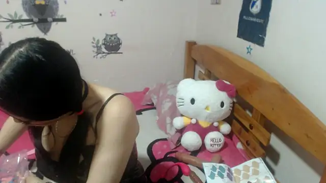 Snapshot of montthbluee chatting on 11-25-25, 01:05 montthbluee online show from 11-25-25, 01:05