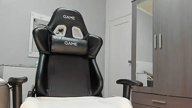 anisialuna  online show from 02-04-25, 09:49