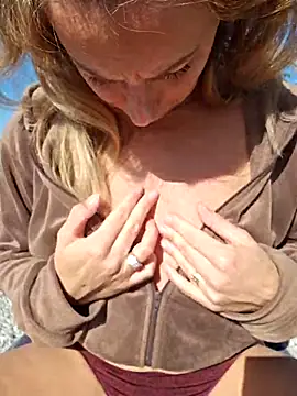 Snapshot of angela_88 chatting on 11-12-25, 11:10 angela 88 online show from 11-12-25, 11:10