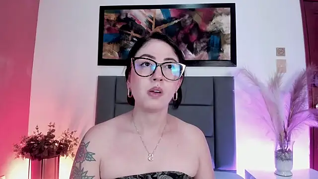 Emilywatsonn online show from 04-09-26, 06:19