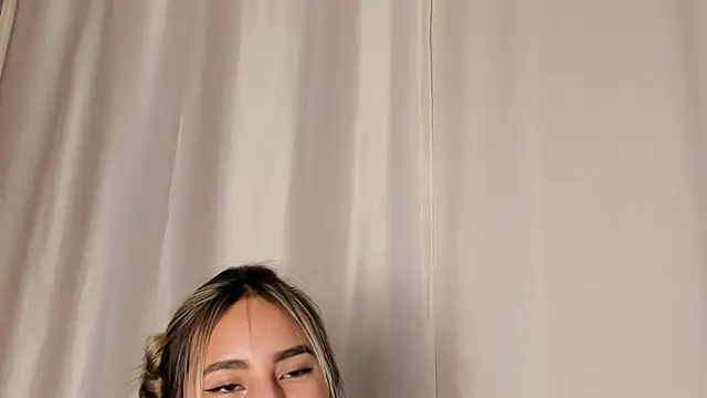 Snapshot of _Emma_Valka chatting on 12-24-24, 01:27 Emma Valka online show from 12-24-24, 01:27