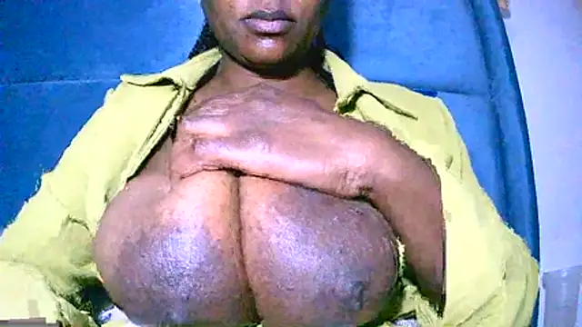 Snapshot of Bustypillows chatting on 05-26-26, 04:25 Bustypillows online show from 05-26-26, 04:25