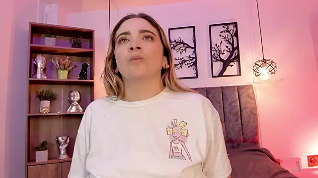 Snapshot of Andy_and_emma chatting on 01-15-25, 03:39 Andy and emma online show from 01-15-25, 03:39