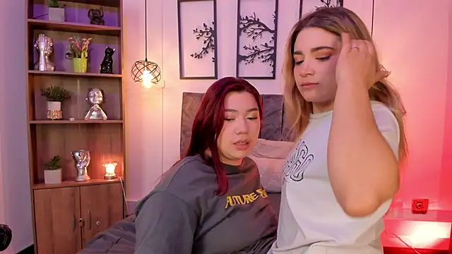 Snapshot of Andy_and_emma chatting on 01-20-25, 12:49 Andy and emma online show from 01-20-25, 12:49