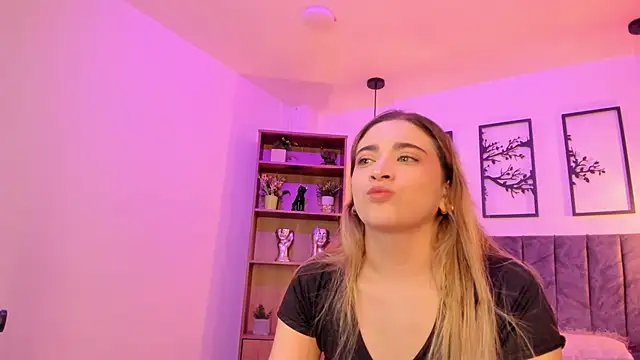 Snapshot of Andy_and_emma chatting on 03-20-25, 12:43 Andy and emma online show from 03-20-25, 12:43