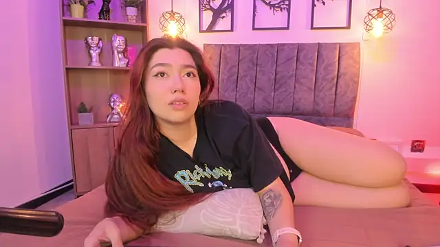 Snapshot of Andy_and_emma chatting on 03-22-25, 03:42 Andy and emma online show from 03-22-25, 03:42