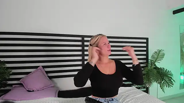 stefanny ruiz  online show from 12-02-24, 12:40