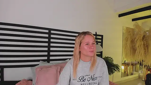 stefanny ruiz  online show from 12-30-24, 12:42