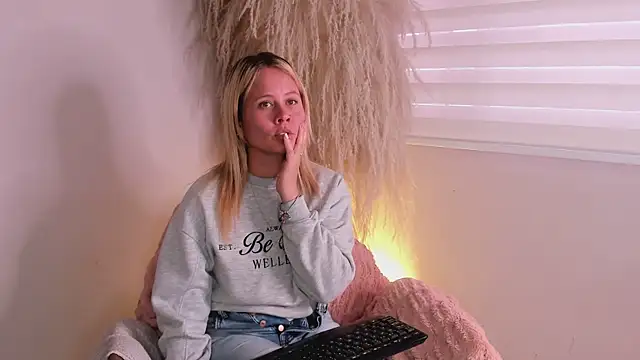 stefanny ruiz  online show from 01-02-25, 03:40