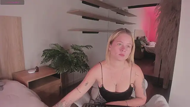 stefanny ruiz  online show from 03-05-25, 12:33