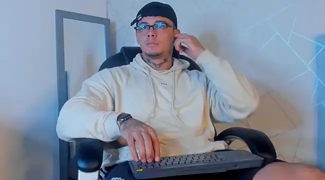 Snapshot of NoahhBrown chatting on 02-14-25, 03:33 NoahhBrown online show from 02-14-25, 03:33