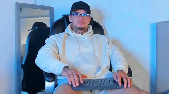 Snapshot of NoahhBrown chatting on 02-18-25, 06:26 NoahhBrown online show from 02-18-25, 06:26