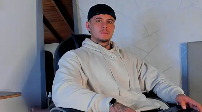 Snapshot of NoahhBrown chatting on 03-23-25, 03:32 NoahhBrown online show from 03-23-25, 03:32