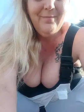 BecciDeluxe online show from 03-18-26, 03:48