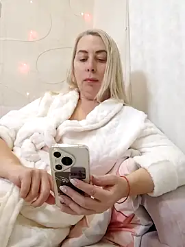 Snapshot of HotJanet chatting on 01-21-25, 08:00 HotJanet online show from 01-21-25, 08:00