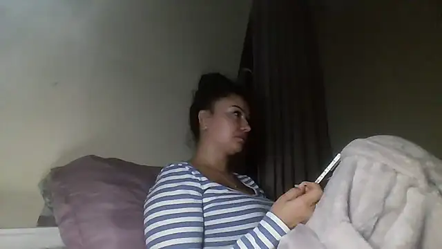 Snapshot of Linusya chatting on 10-14-25, 05:58 Linusya online show from 10-14-25, 05:58