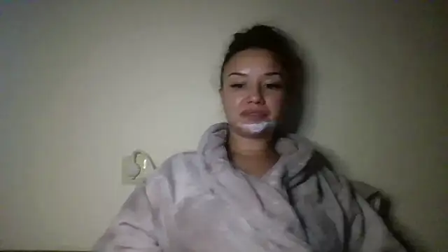 Snapshot of Linusya chatting on 10-24-25, 02:24 Linusya online show from 10-24-25, 02:24