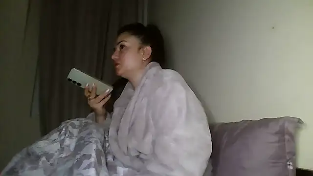 Snapshot of Linusya chatting on 11-06-25, 05:03 Linusya online show from 11-06-25, 05:03