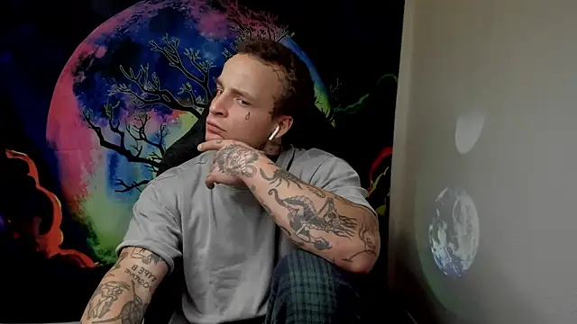 Snapshot of layneinchains chatting on 12-11-24, 08:18 layneinchains online show from 12-11-24, 08:18