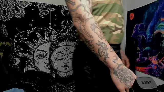 Snapshot of layneinchains chatting on 12-23-24, 10:33 layneinchains online show from 12-23-24, 10:33