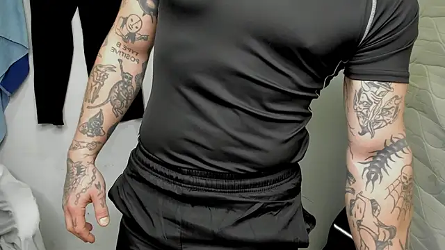 Snapshot of layneinchains chatting on 01-03-25, 01:38 layneinchains online show from 01-03-25, 01:38